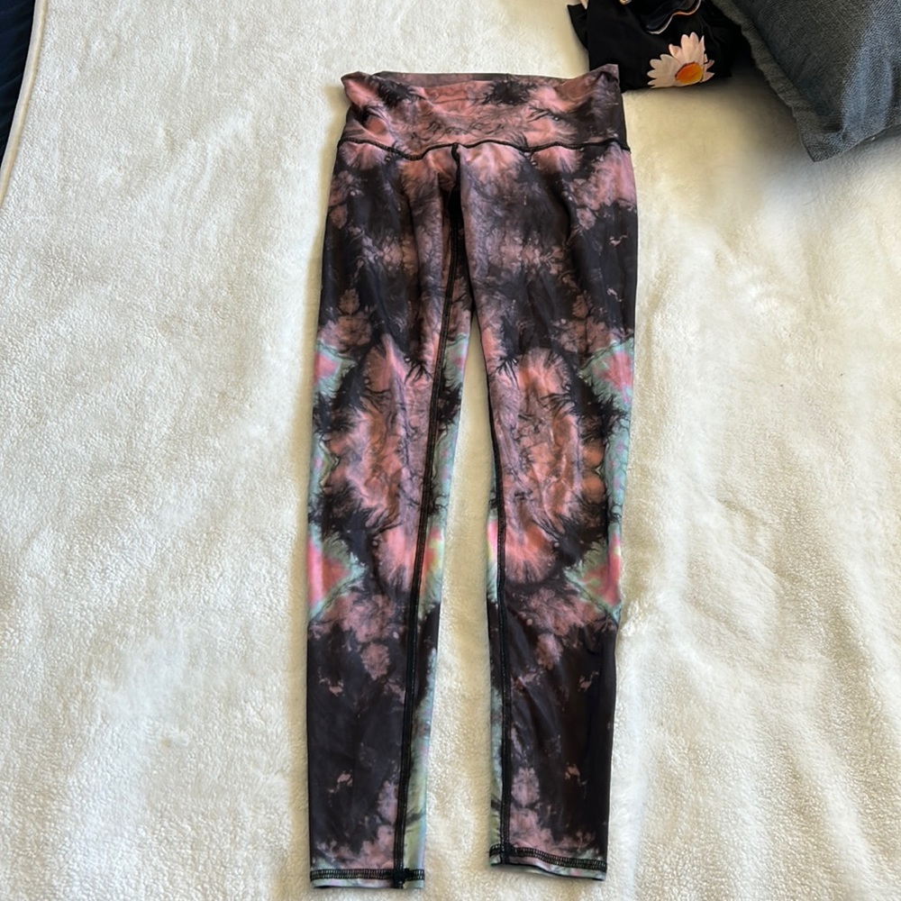 Teeki size small leggings